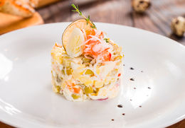 Лёгкий крабовый салат с творожным сыром и редисом